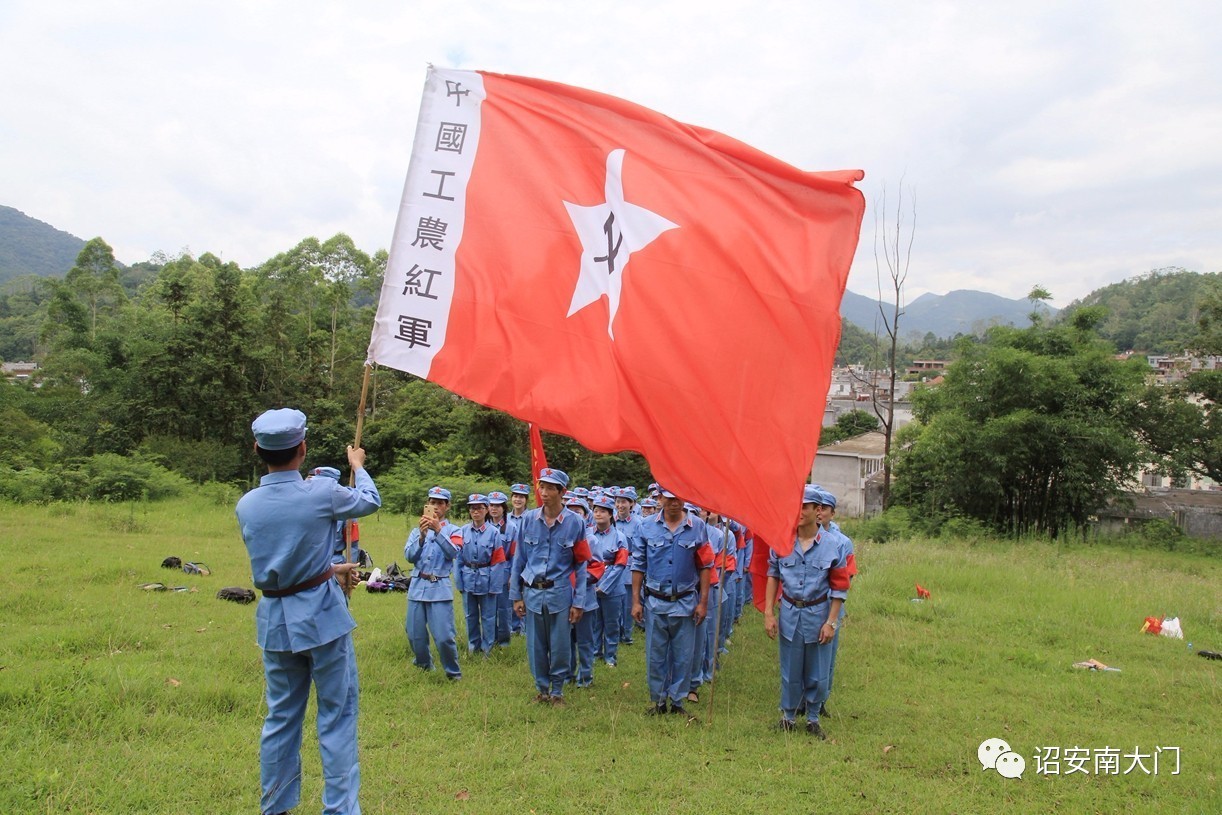 "红军们"在这里进行了队形操练,"团长"授旗.