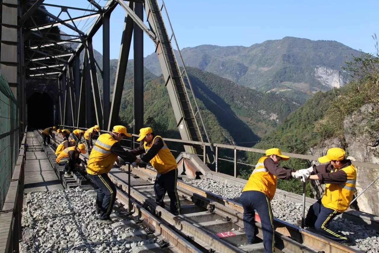 跟着巴山深处的脚步声看见不朽的铁路魂