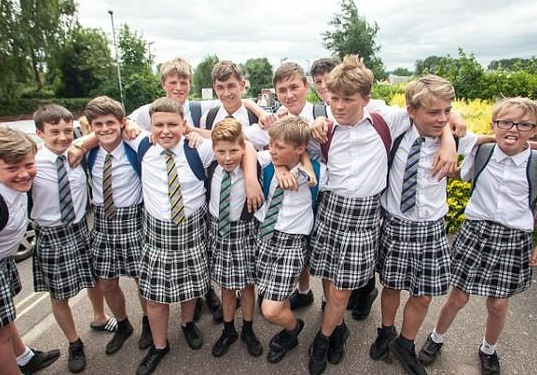 【英国】校长禁止穿短裤 中学男生穿裙子上学