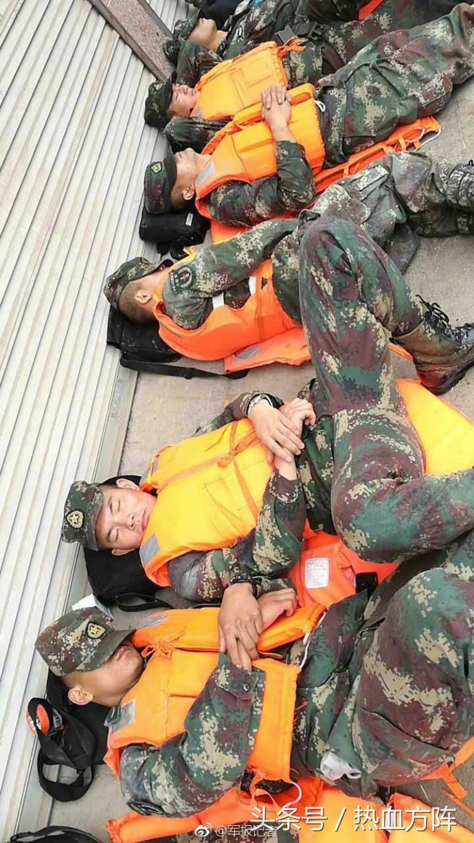 感动了:中国军人在睡觉,可是却让我泪目了!