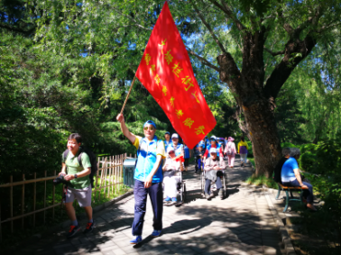 银鹤春游紫竹院 团队亮眼引驻足