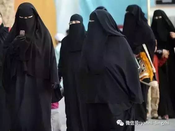 不戴头巾,前排看秀41岁的她,是沙特阿拉伯最时尚的王妃
