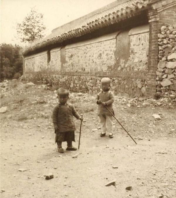 历史老照片:乡下的两个小孩,他们手中的棍子也许是唯一的童年玩具.