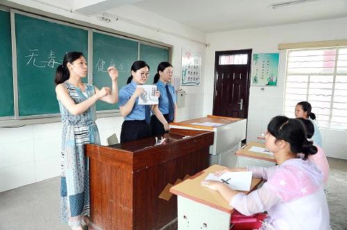 其它 正文  日前,江苏省涟水县检察院检察官来到该县特殊教育学校,为