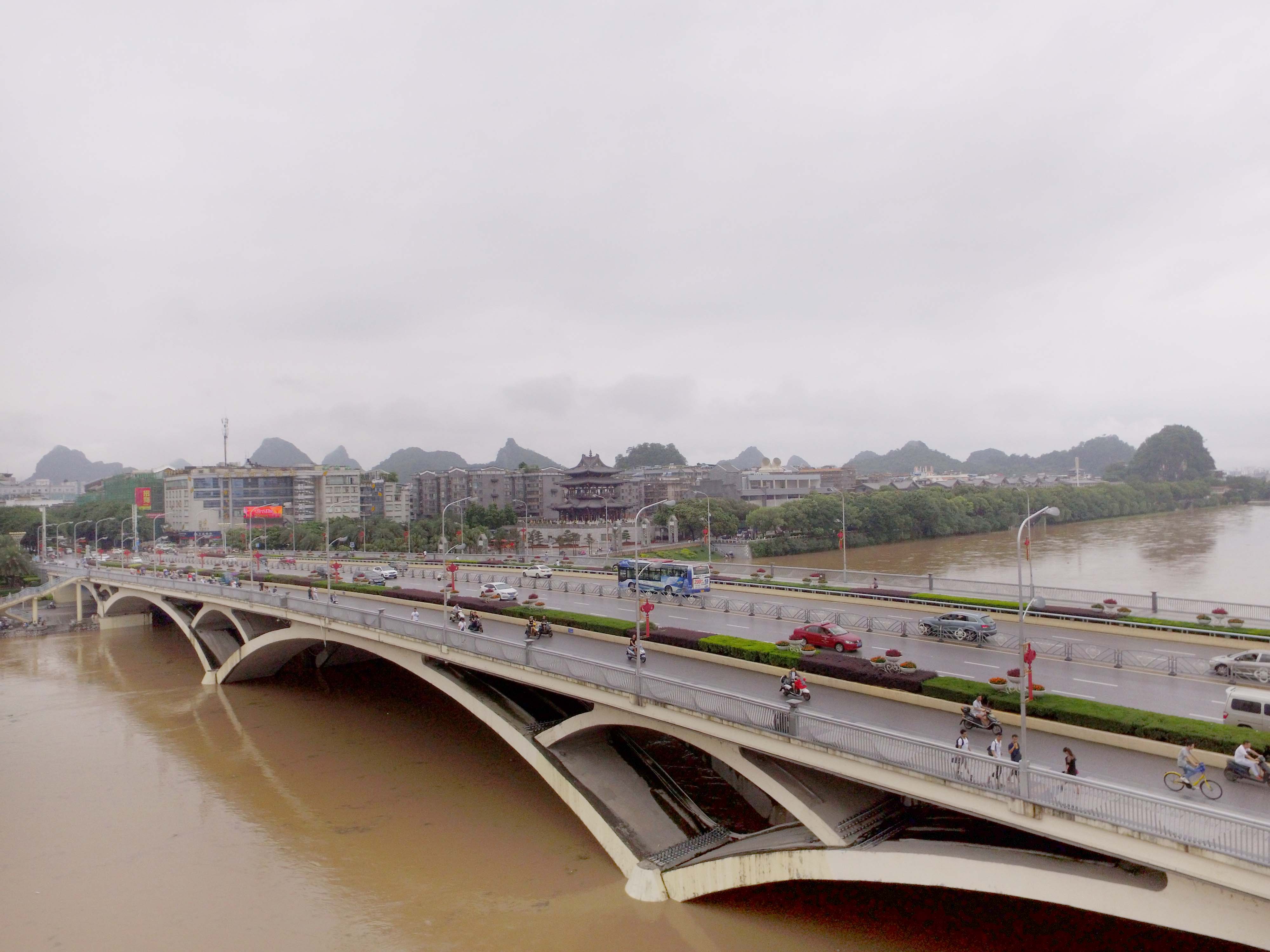 桂林暴雨淹没了解放桥的马