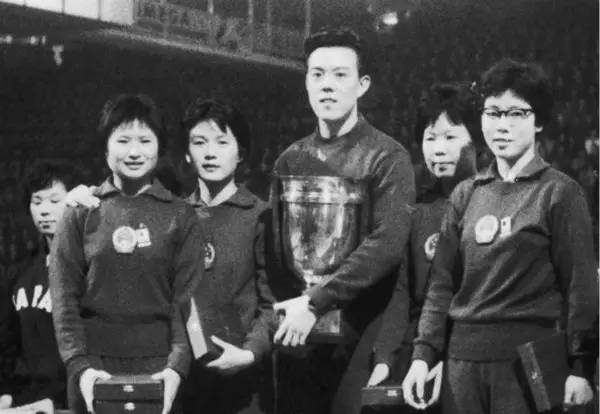 容国团与夺冠后的中国女乒队员合影 由于贡献突出