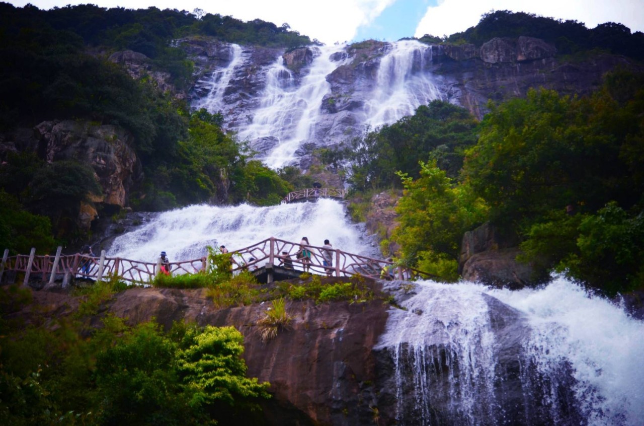 旅游 正文 据权威机构测定 白水寨 空气负离子含量高达11.