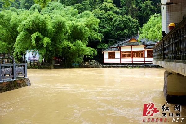 湖南省湘西州委常委,州委宣传部部长,龙山县委书记周云深入洗洛镇湾塘