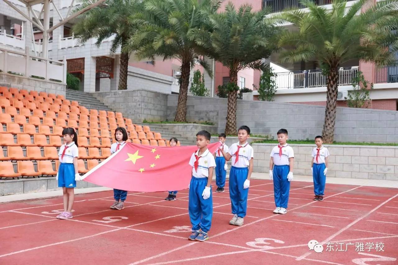 此次国旗护卫队由三一望舒班同学担任,旗手分别是梁诗慧,朱奕朗,鲁豫