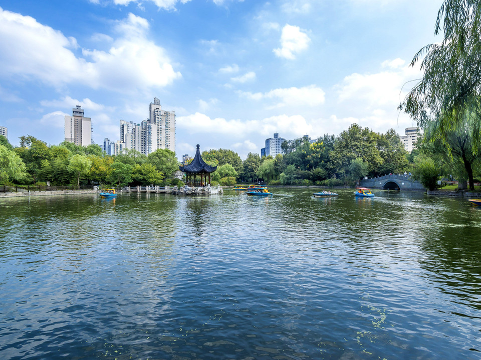 和平公园路景 公园以山水园林为特色,树木繁茂,亭宇别致.