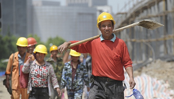 建筑工地里下班收工的农民工. 图片来源:视觉中国