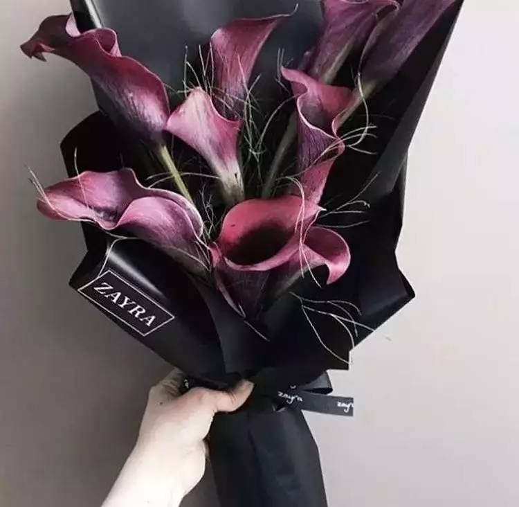 紫色渐变的马蹄莲配上简洁的黑色包装纸,优雅大气中带着一丝隐隐的