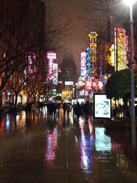 上海南京东路步行街雨景