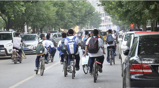 在成县千万不要这样骑自行车太危险了尤其是学生