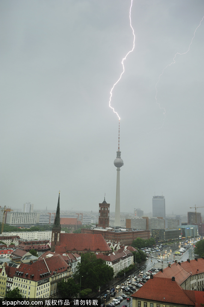 柏林上空出现阴雨天气 雷电击中电视塔避雷针