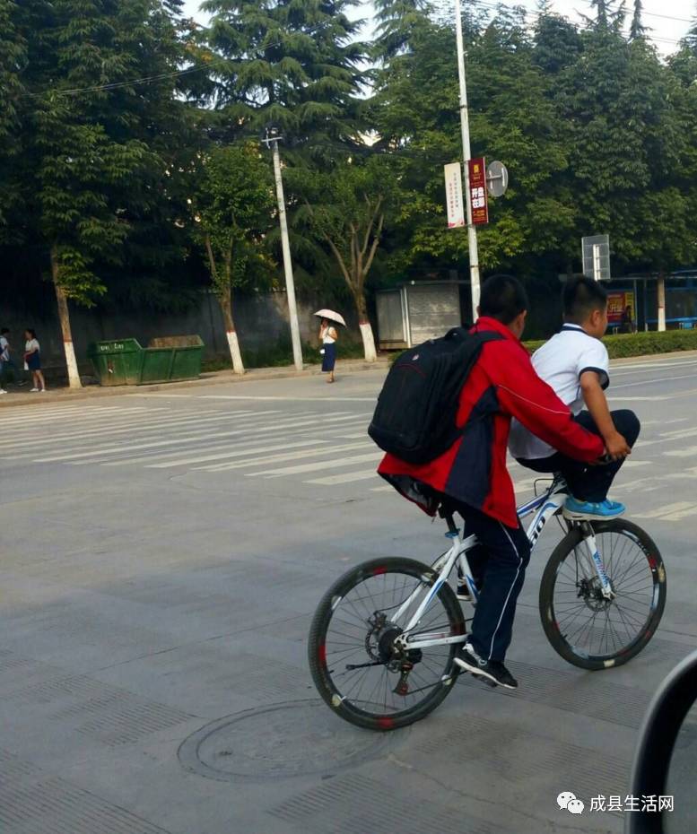 在成县千万不要这样骑自行车,太危险了!尤其是学生