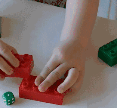 骰子掷到几就扣住积木块的几个墩,直到平衡被打破,游戏结束.
