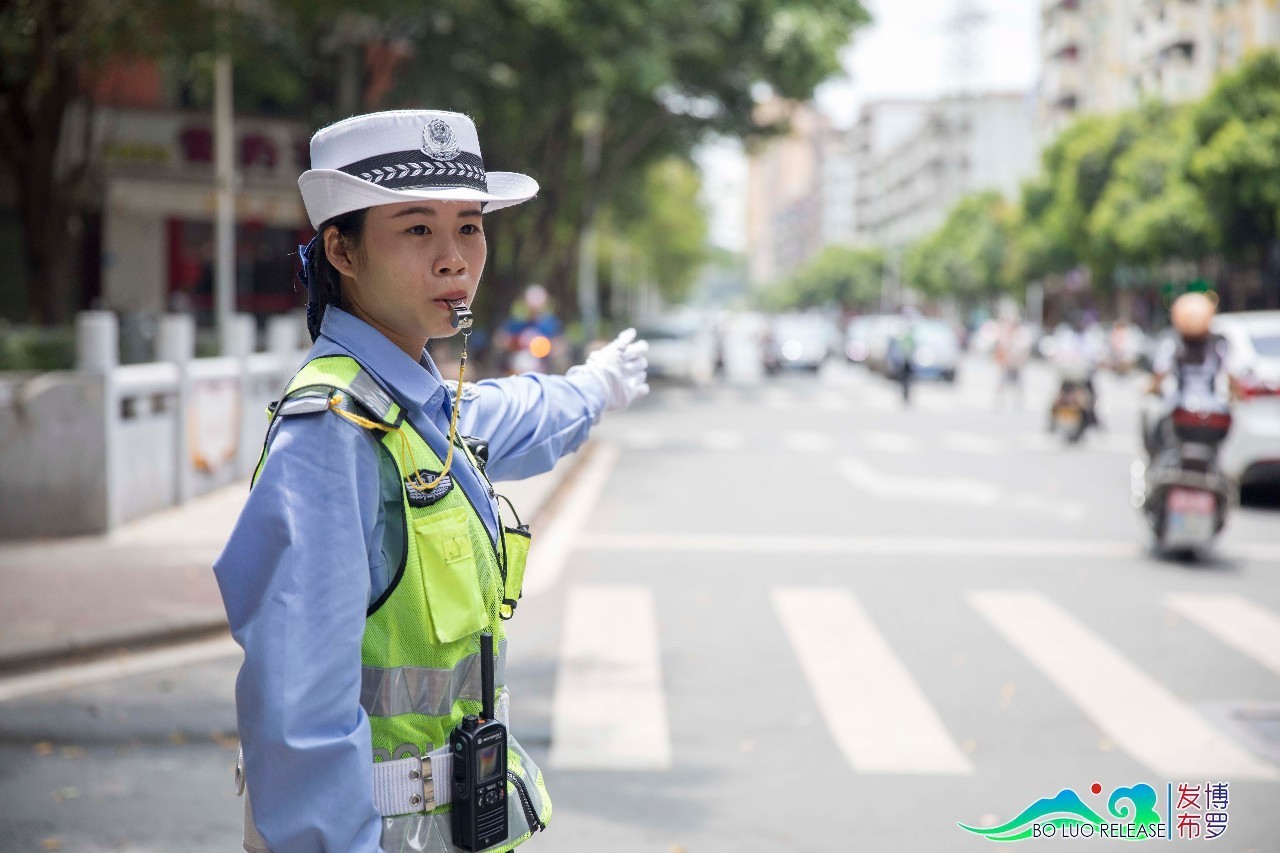 付出 感动你我 中午11点,县公安局交警大队女子队队员李志红如常出岗