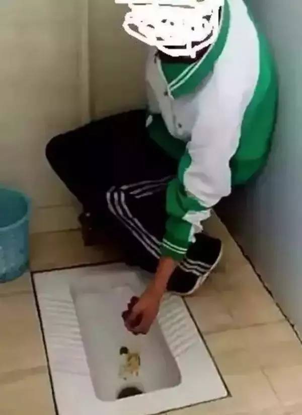 在时长1分33秒的视频中,身穿绿白两色校服的男生站在厕所蹲坑后侧,在