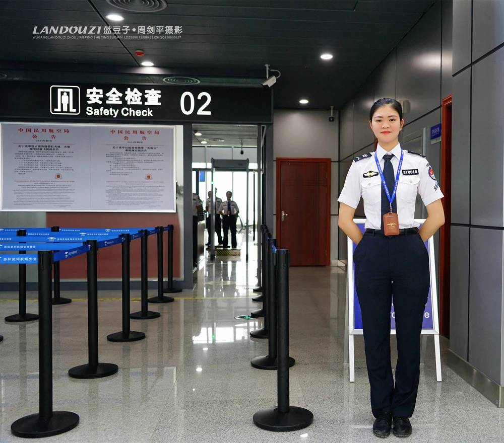 我们先了解一下武冈机场工作人员的靓丽服装--图为安检员服.