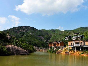 潮州紫莲森林度假村位于广东省潮州市的东北部,凤凰山东南方,距离潮州