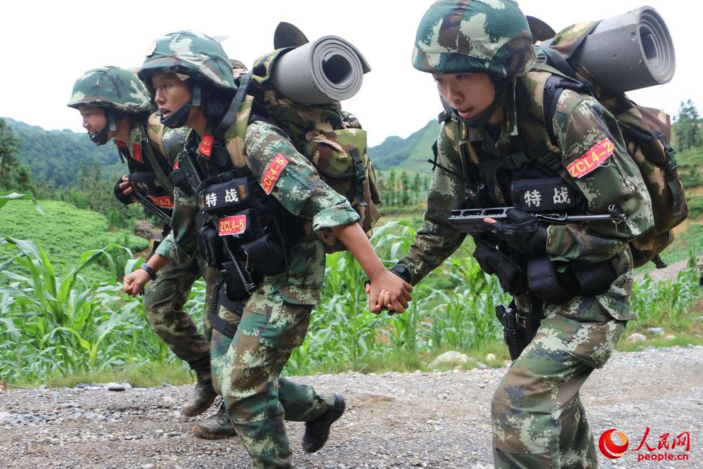 高清:武警特战队员在热带丛林进行"魔鬼"训练(组图)