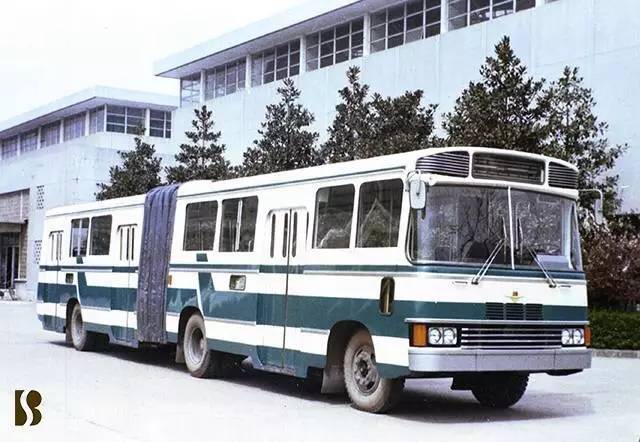 1983年上海客车厂制造的sk-662型铰接式公共汽车.