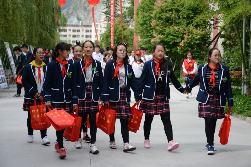 来自黑水县,茂县,理县等全州各县禁毒领导及各学校师生代表1000余人