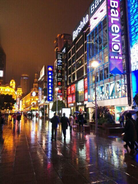 上海南京东路步行街雨景