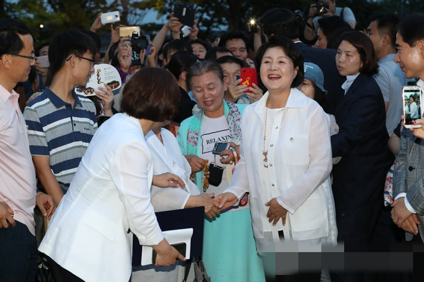 6月26日下午,韩国第一夫人金正淑出席青瓦台前方道路开放活动,并与