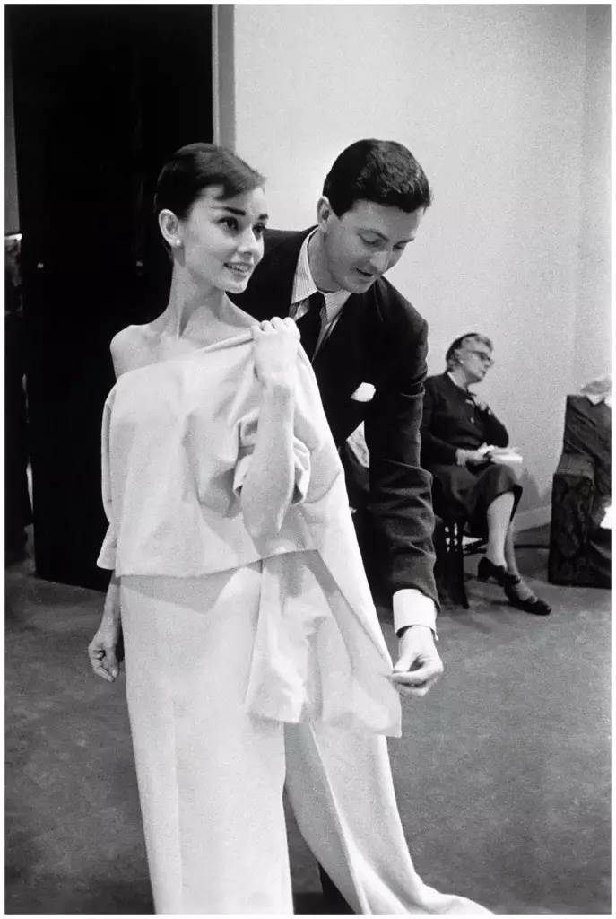 从 1953年延续到90年代, "奥黛丽·赫本"式晚礼服一直是 纪梵希服饰的