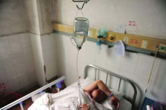 6月27日,涟源市人民医院,随车医师邓腾松在病床上接受治疗.