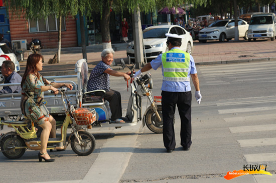 柏乡交警大队走上街头曝光"不文明交通"行为(图)