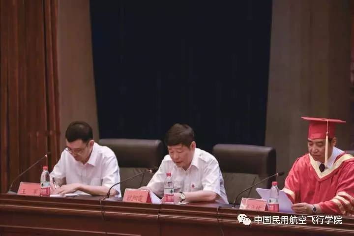 校党委书记陈布科,校长关立欣,民航局