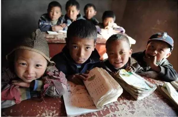 贫困山区的孩子图片