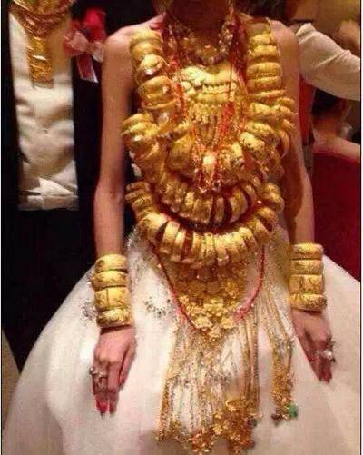 中国人对于金银首饰情有独钟,结婚"三金"已经成为标配,新娘陪嫁数十