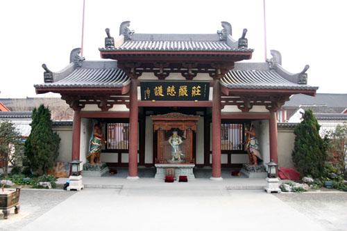 曹王禅寺原名曹王祠,又名曹王庙.因祭供三国魏曹操第四子曹植而得名.