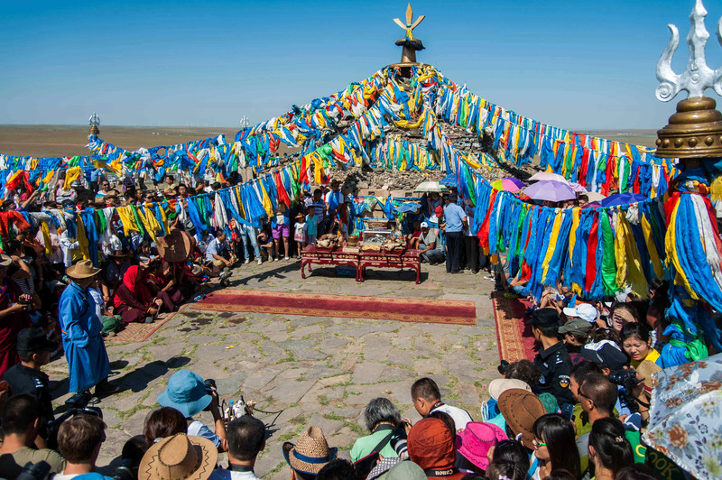 【祭敖包】敖包是蒙古语,意为堆子或鼓包.