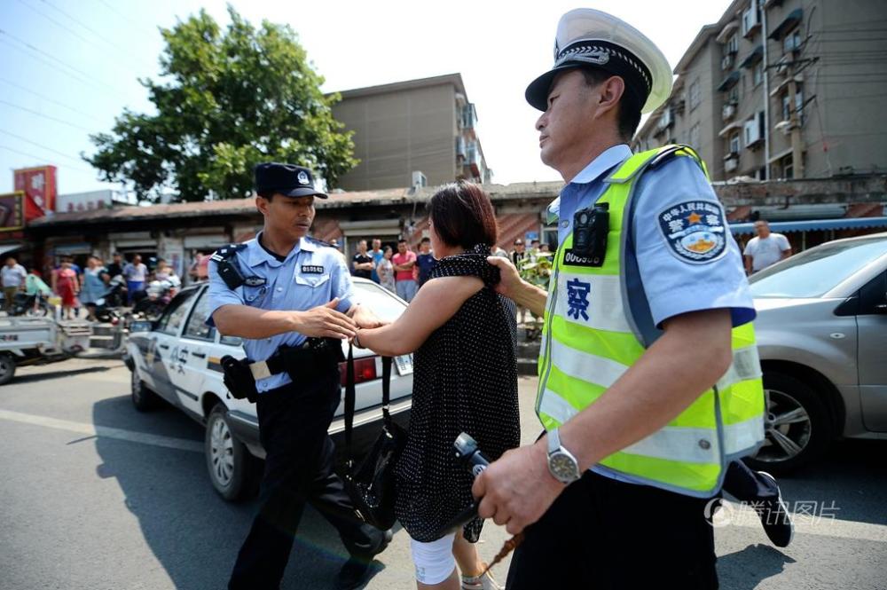 女司机拒配合执法 遭警察喷辣椒水制服