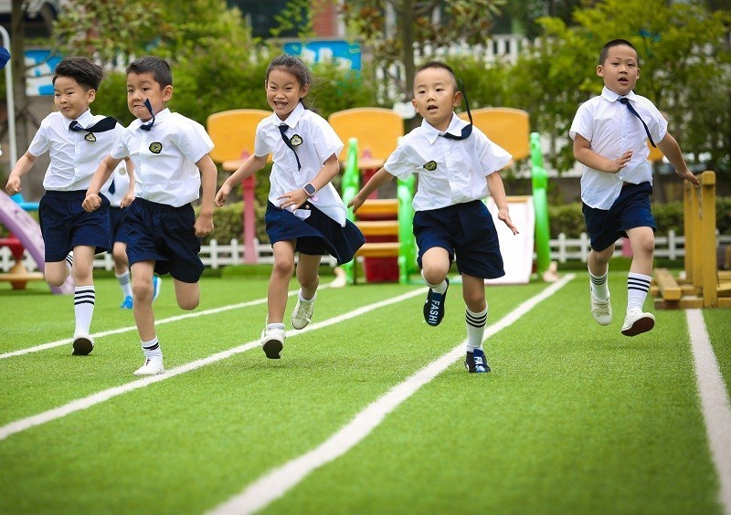 教育 正文 夜宿中的幼儿园,老师分时段巡视,守护"爱心帐篷"里的孩子们