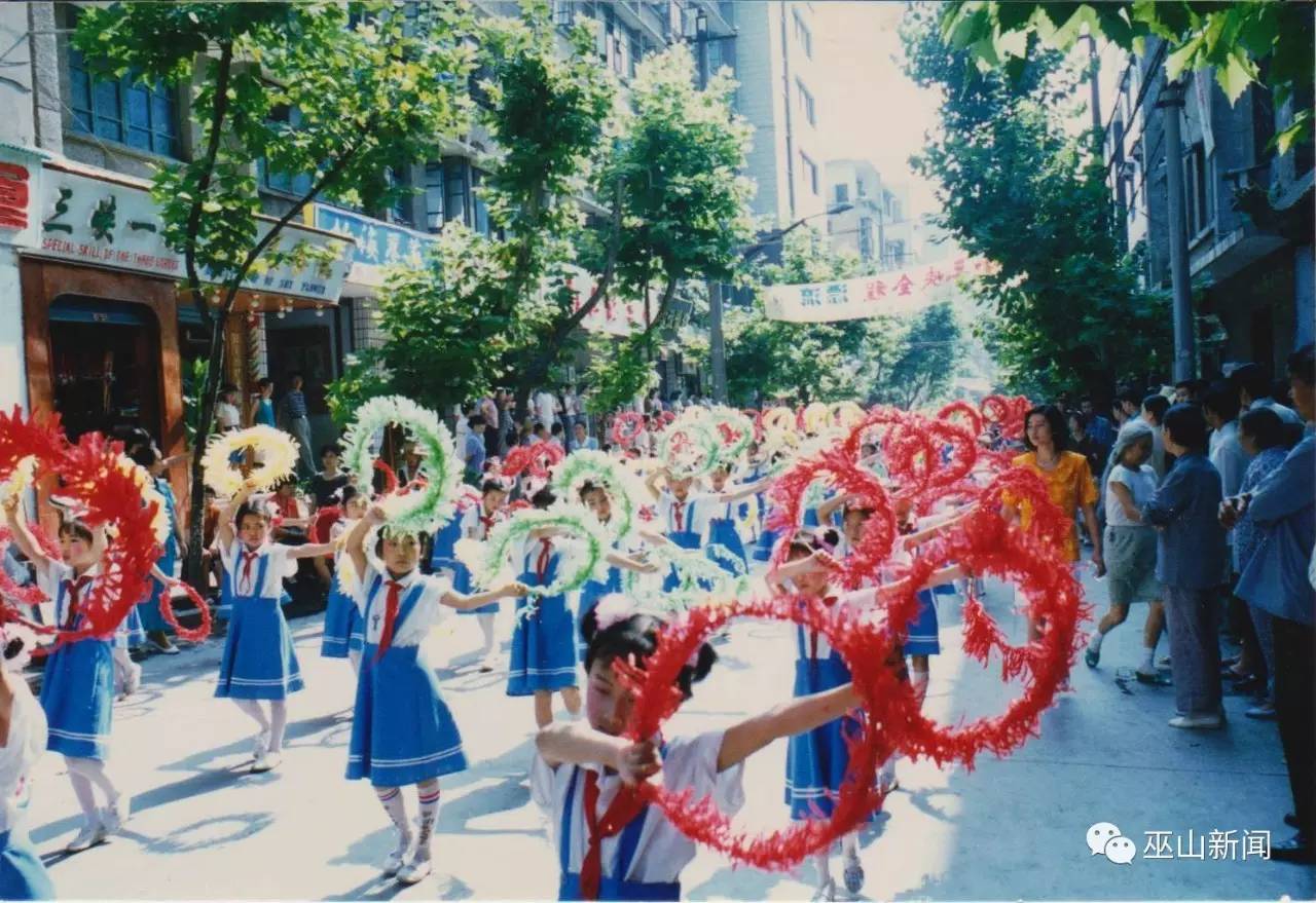 回归学生队表演舞蹈迎香港回归舞蹈表演时任县委书记王定顺发表贺词