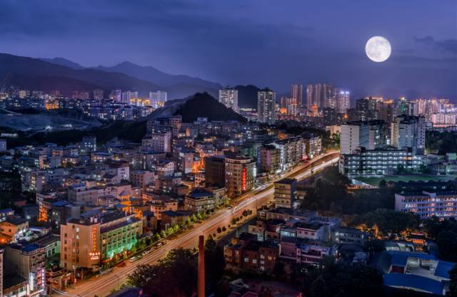 旅游 正文 凯里夜景(张罗 摄 一座城市的美丽 往往绽放在月夜之时