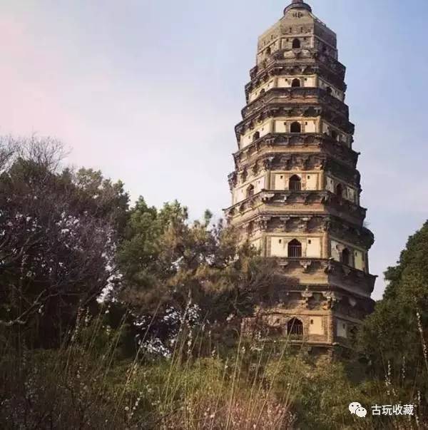 虎丘塔,也称云岩寺塔,位于苏州西北部的虎丘山顶,始建于后周显德六年