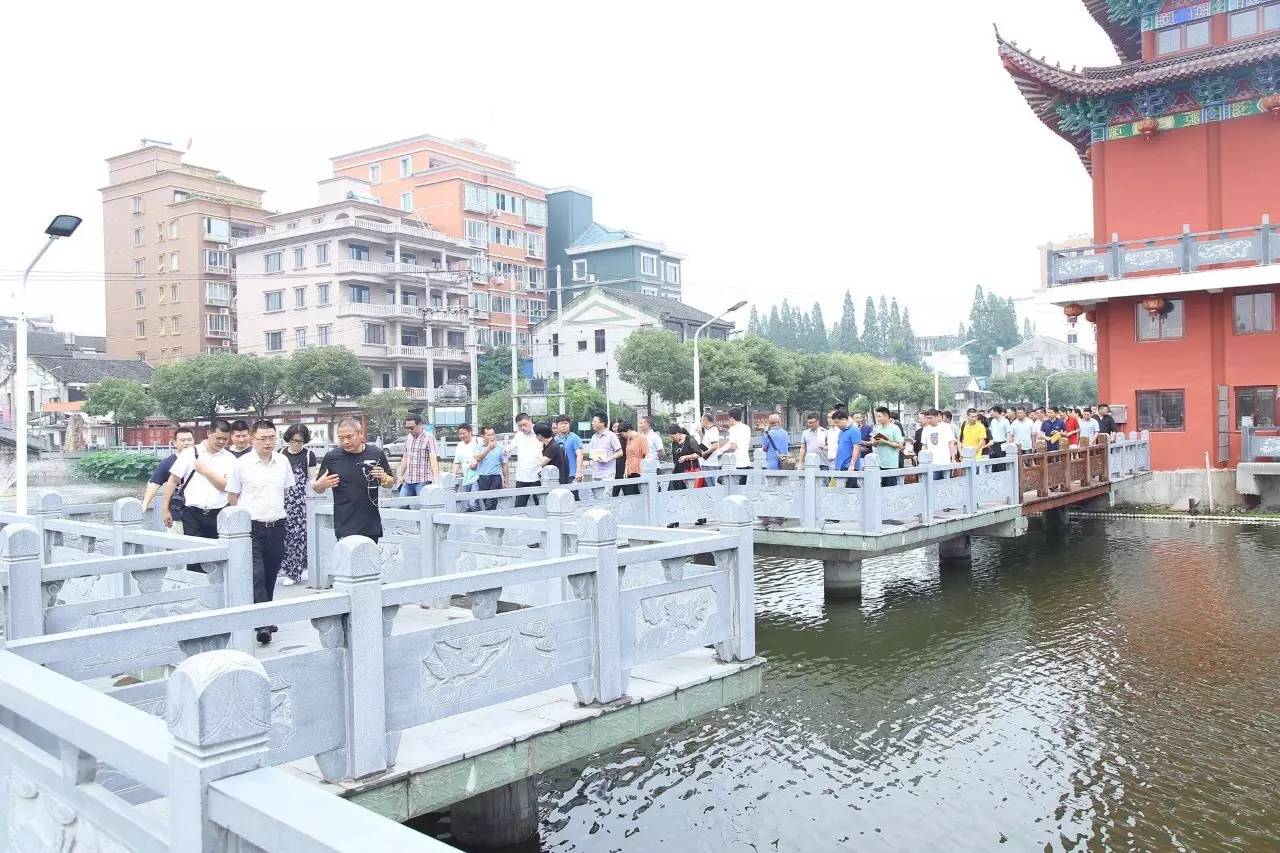 6月22日,柳市镇召开第二季度党建现场会,各社区主要负责人,16个党建