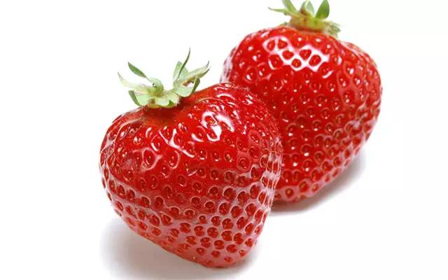 1,在photoshop中打开冰块和水果图片,这里我们就用草莓做例子.