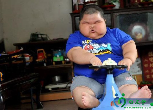 直击:中国最胖的小男孩,胖到睁不开眼睛