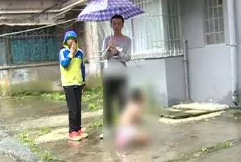 贵阳8岁男童只穿条内裤雨中罚跪,声音哭到沙哑,母亲