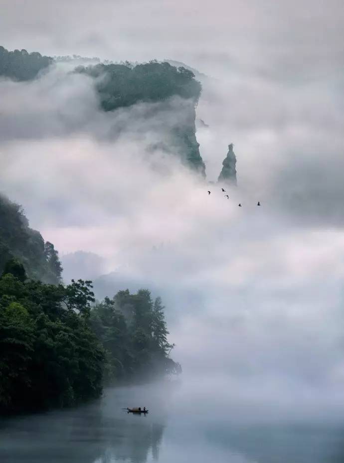 洞房昨夜停红烛,待晓堂前拜舅姑.