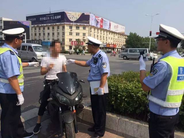 濮阳交警开出第一张非机动车违章罚单快看看是谁更厉害的是