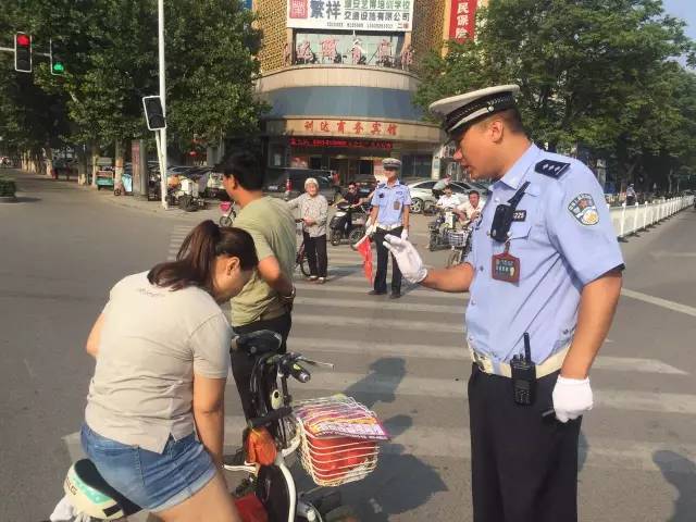 濮阳交警开出第一张非机动车违章罚单快看看是谁更厉害的是